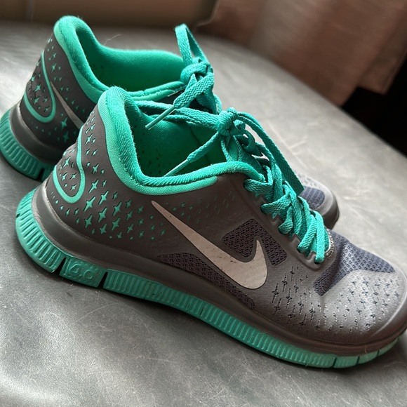 Turquoise and gray Nike running shoes - Picture 2 of 3